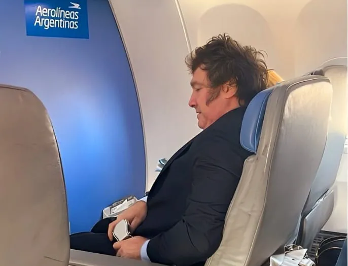 milei en avión